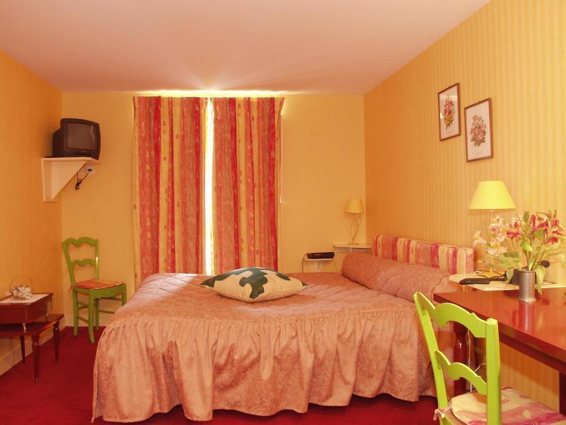 Logis Hotel O En Couleur Oucques-la-Nouvelle المظهر الخارجي الصورة